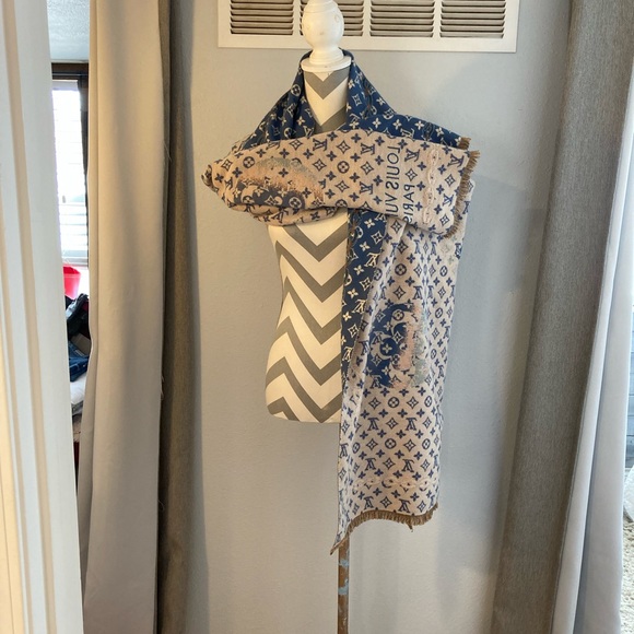 Louis Vuitton Monogram Wrap/Shawl, OS - Picture 6 of 9